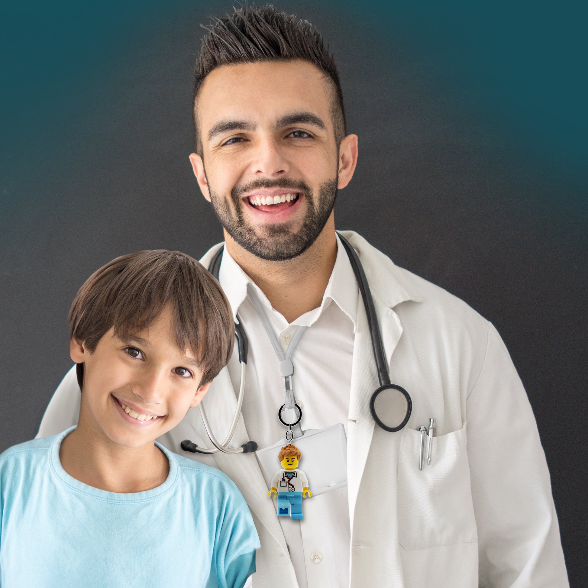 Brelok LEGO lekarz z latarką zawieszony na białym fartuchu uśmiechającego się lekarza z dzieckiem