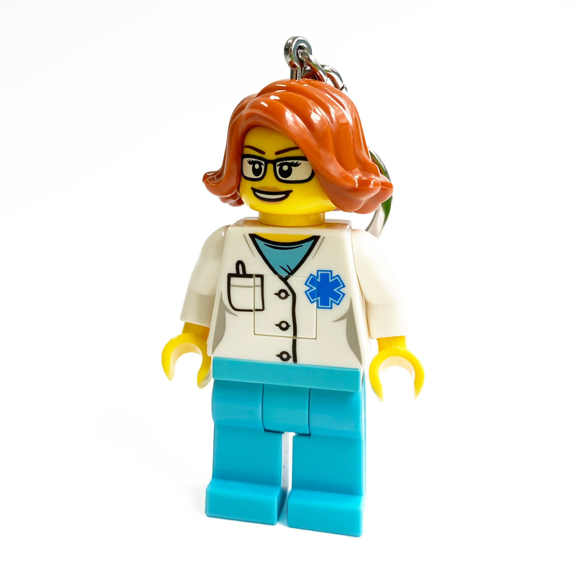 brelok lego latarka lekarka figurka z czerwoną fryzurą i biało-niebieskim uniformem