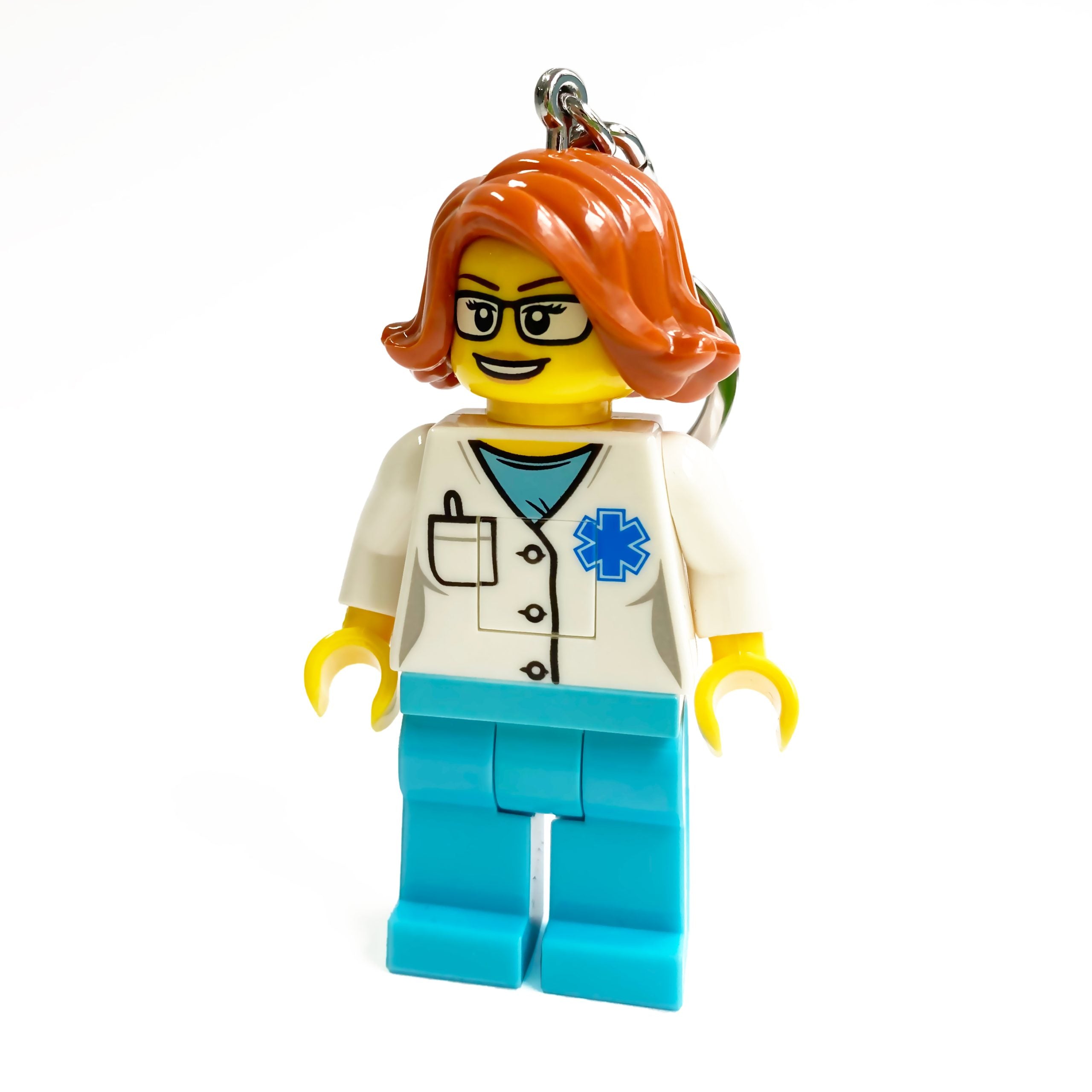 brelok lego latarka lekarka figurka z czerwoną fryzurą i biało-niebieskim uniformem