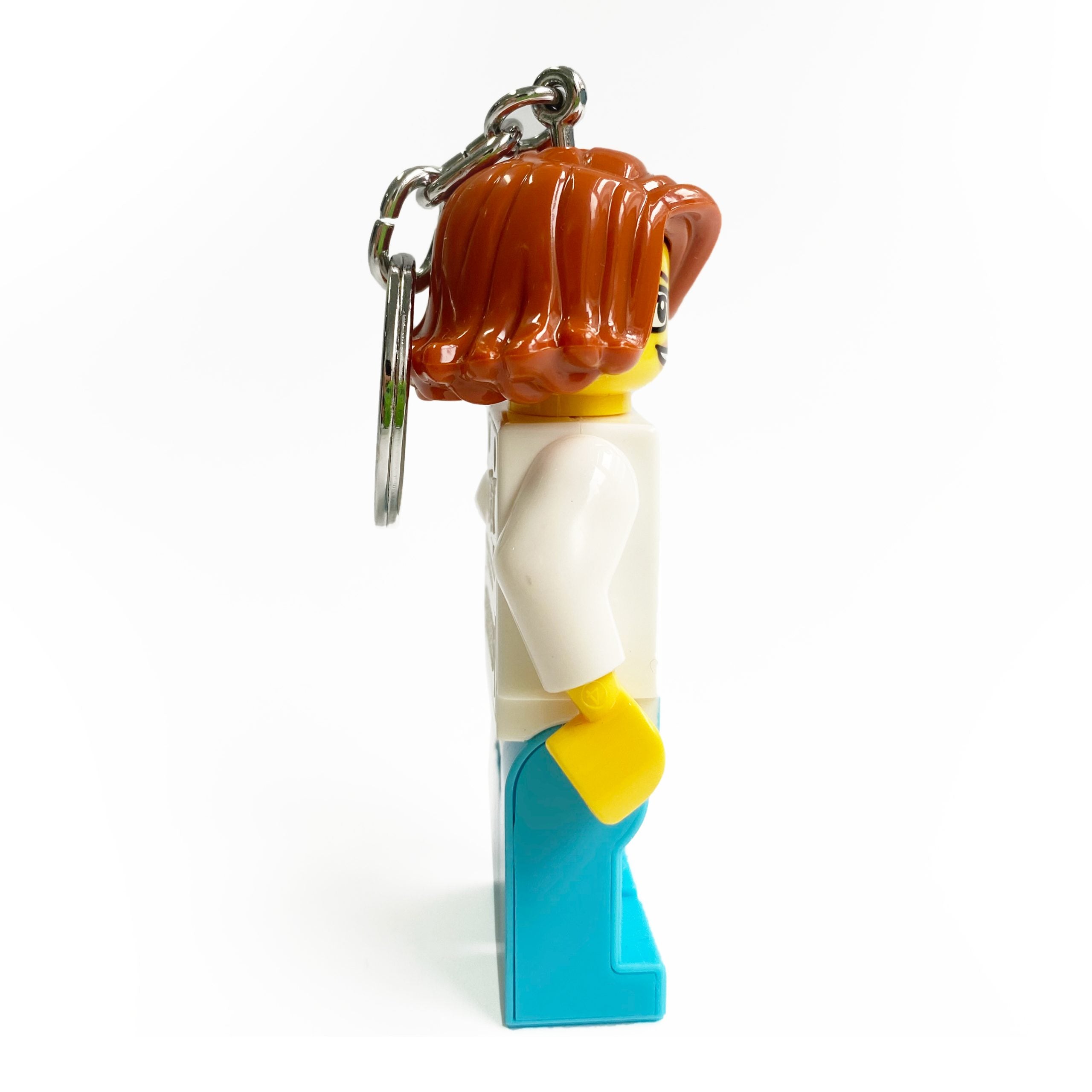 brelok lego latarka lekarka figurka z brązowymi włosami i niebieskimi spodniami