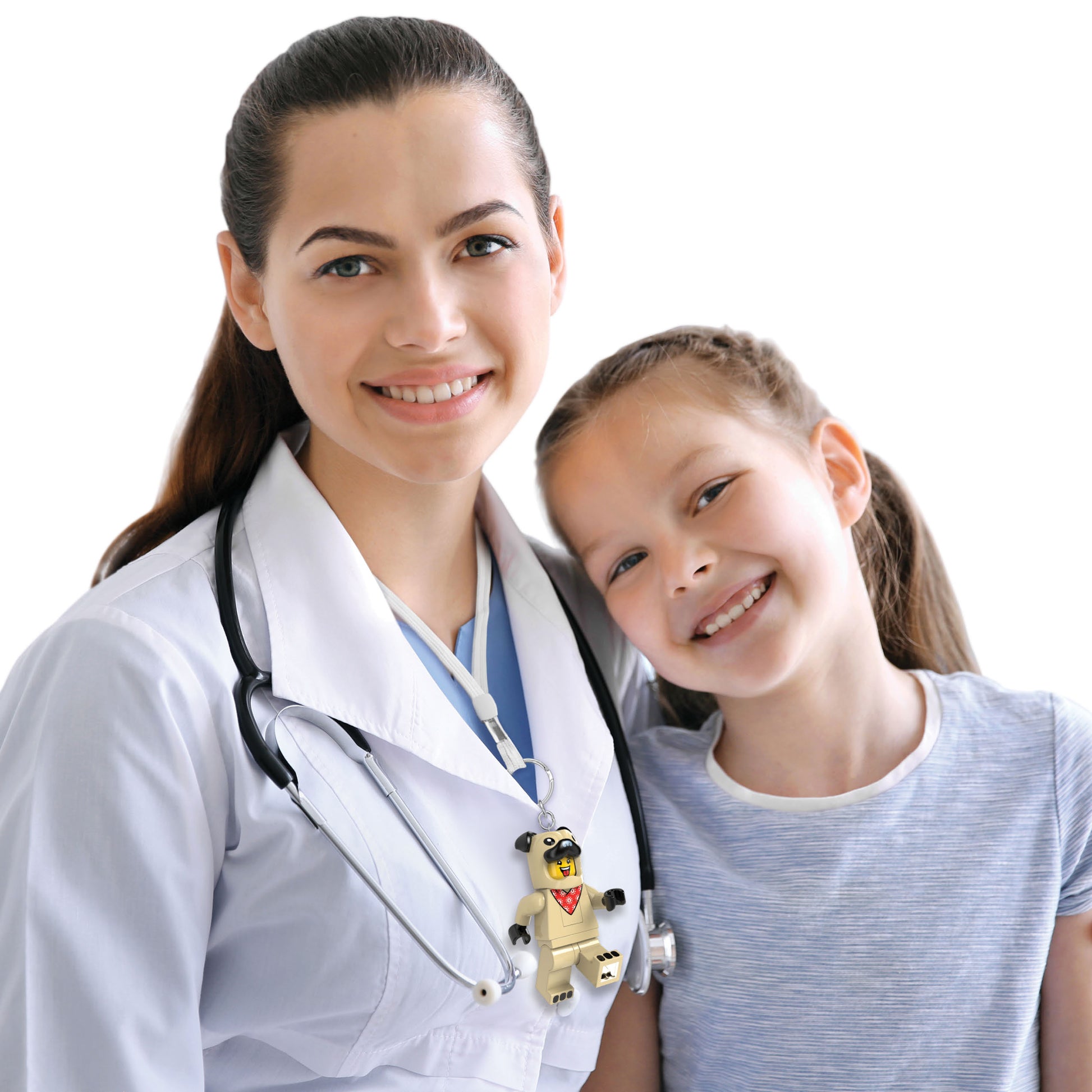 Brelok z latarką LEGO Mops zawieszony na stetoskopie uśmiechniętej lekarki z dziewczynką
