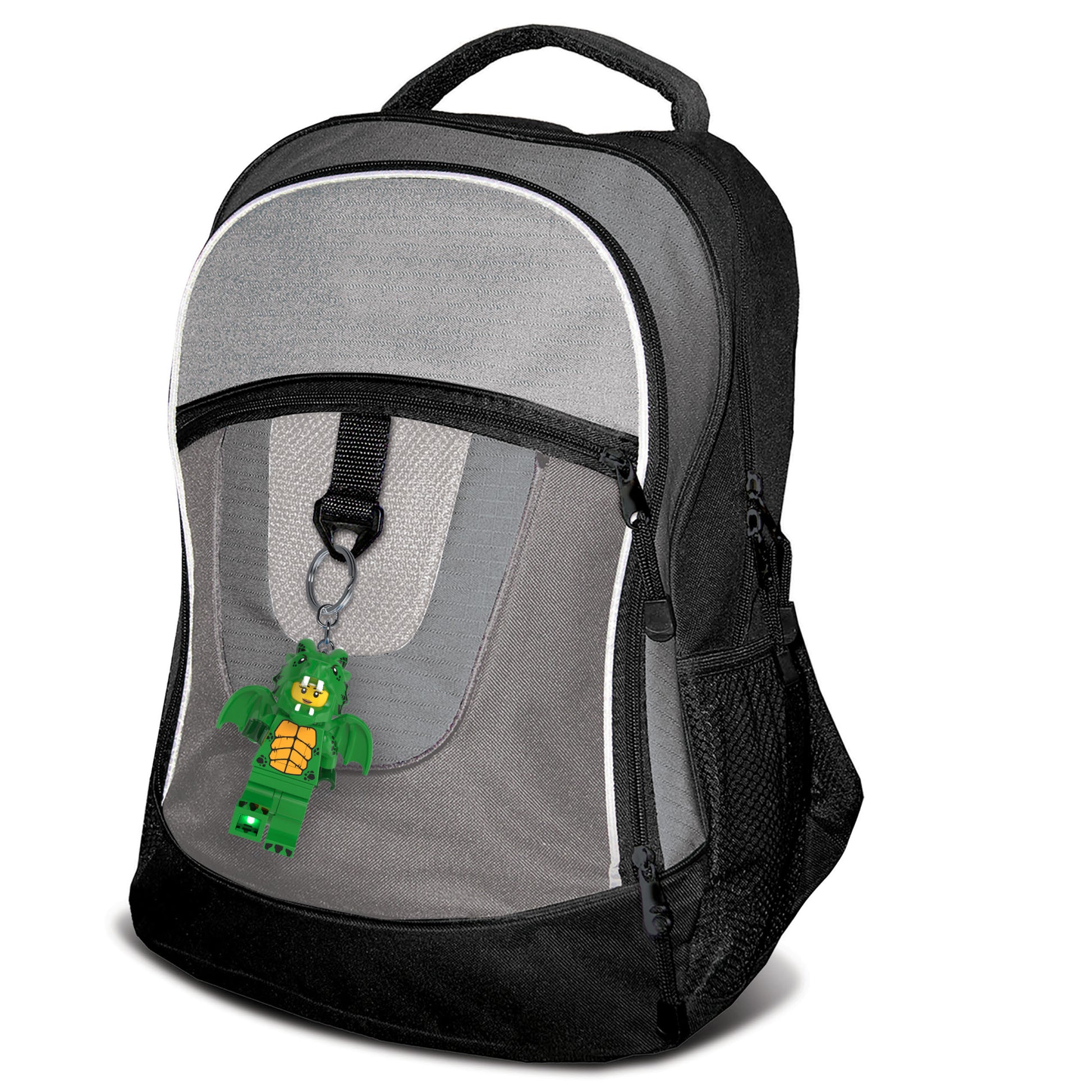 brelok z latarką LEGO Zielony Smok przypięty do szarego plecaka z czarnymi elementami