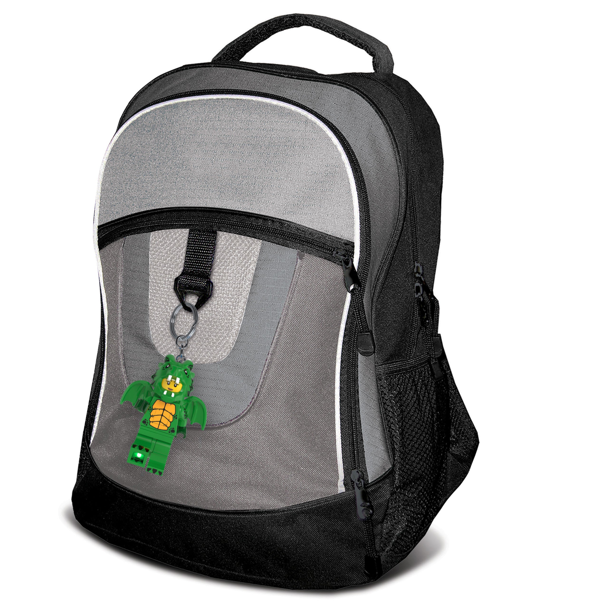 brelok z latarką LEGO Zielony Smok przypięty do szarego plecaka z czarnymi elementami