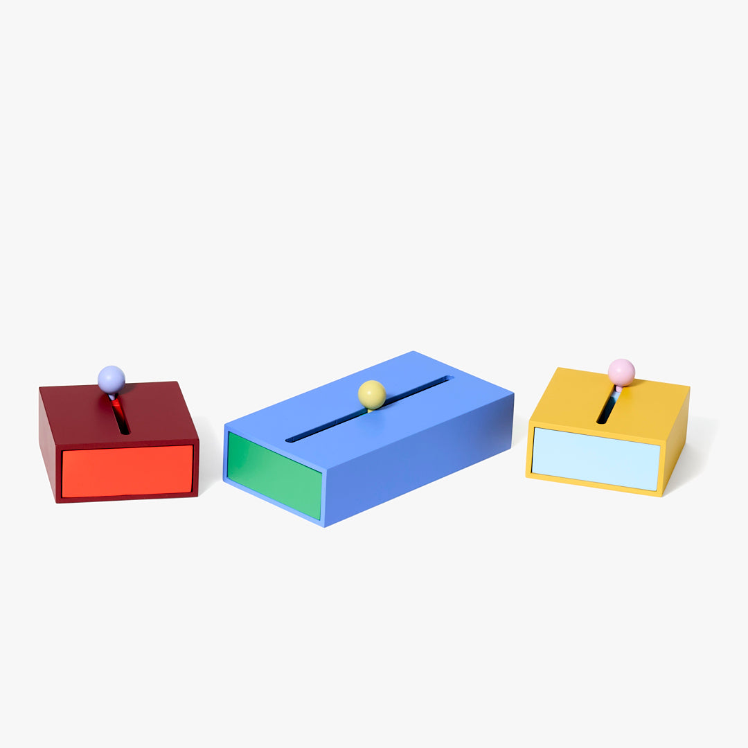 Kolorowy pojemnik Cache Box Areaware w trzech rozmiarach z kulistymi pokrętłami do przechowywania drobiazgów