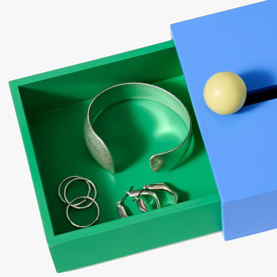 Pojemnik Cache Box Areaware duży w zielono-niebieskim kolorze z przechowywanymi srebrnymi biżuteriami