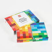 Kolorowe karty do gry LEGO w pudełku z motywem klocków na białym tle