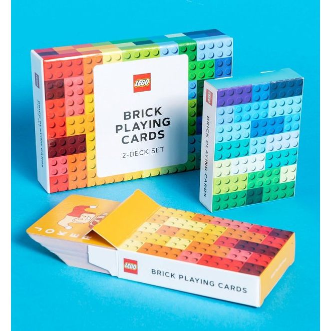 Zestaw kolorowych kart do gry LEGO w opakowaniach imitujących klocki LEGO