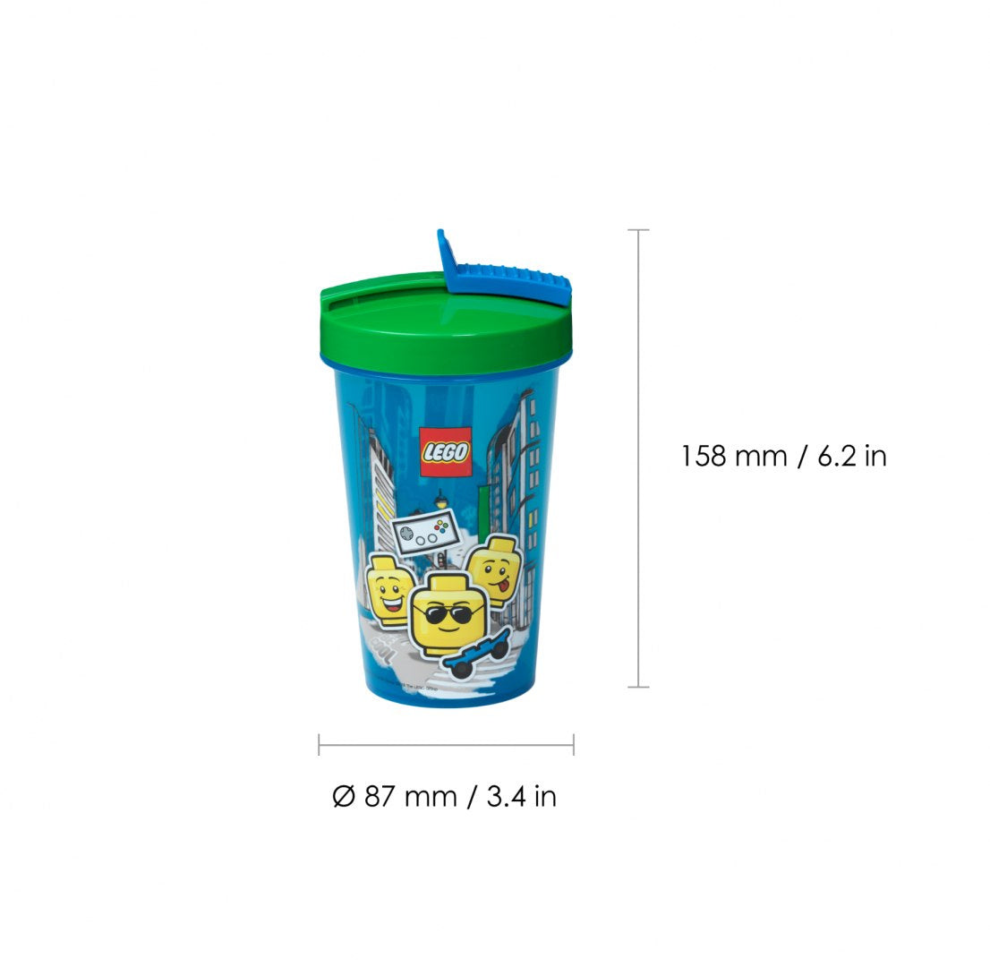 Kolorowy kubek LEGO ze słomką z zieloną pokrywką i nadrukiem postaci LEGO na niebieskim tle