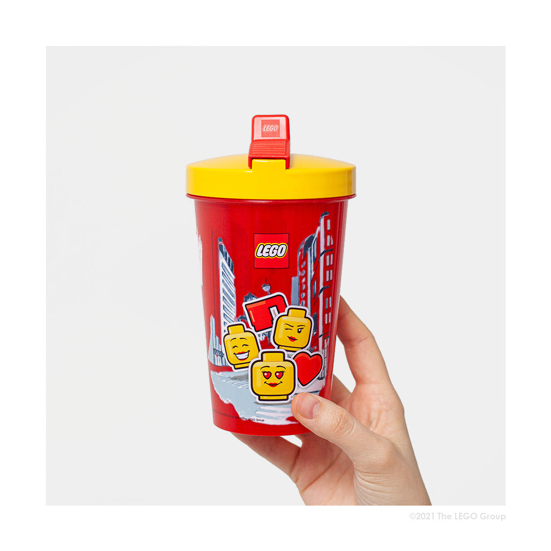 Kubek LEGO ze słomką dla dziewczynki czerwony z żółtą pokrywką i nadrukiem emotikon LEGO