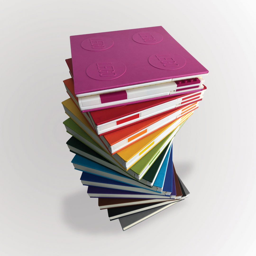 Kolorowy stos notatników z długopisem BV JACOB COMPANY, notatnik LEGO z długopisem