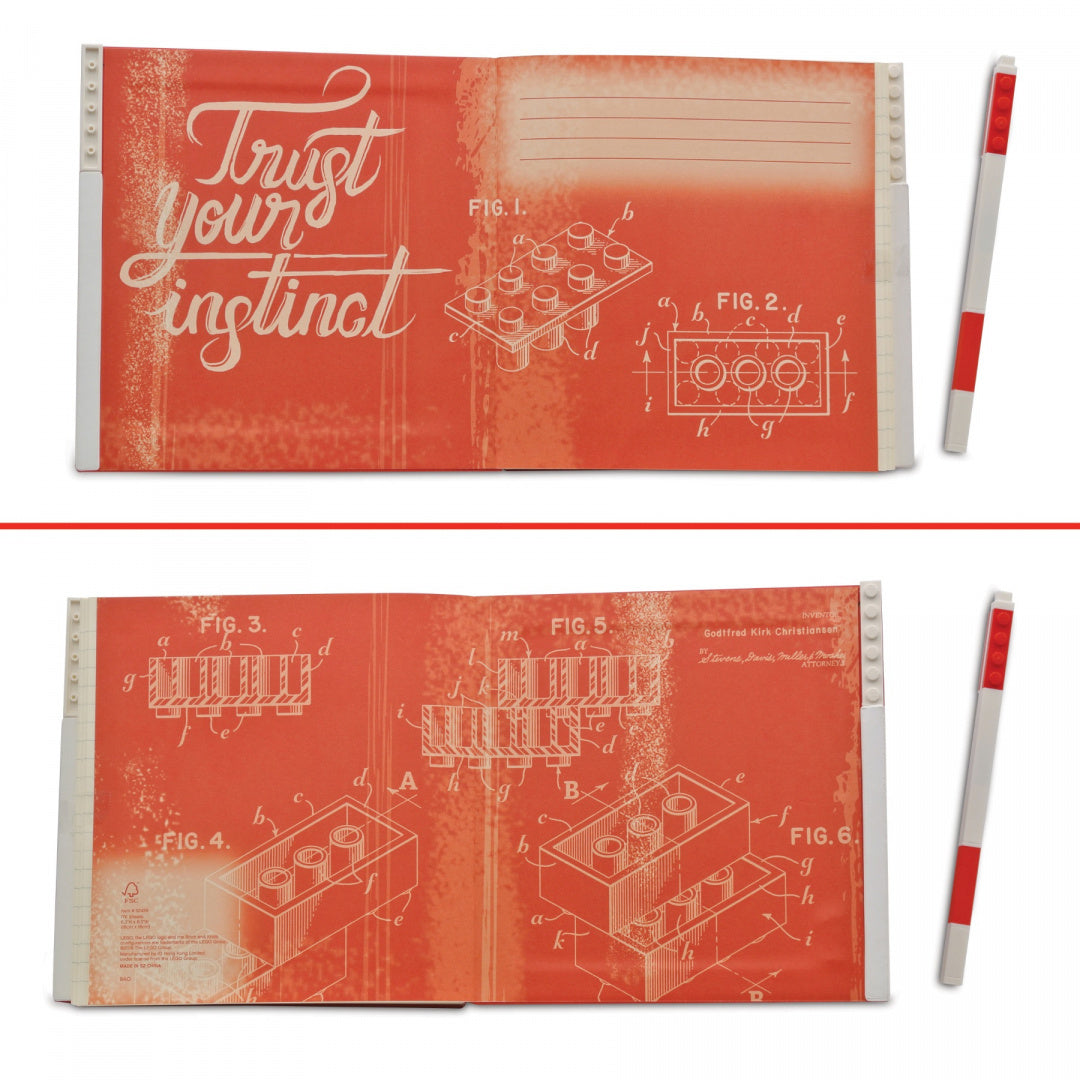 Kwadratowy notatnik LEGO z pomarańczową okładką i szkicami klocków LEGO oraz długopisem