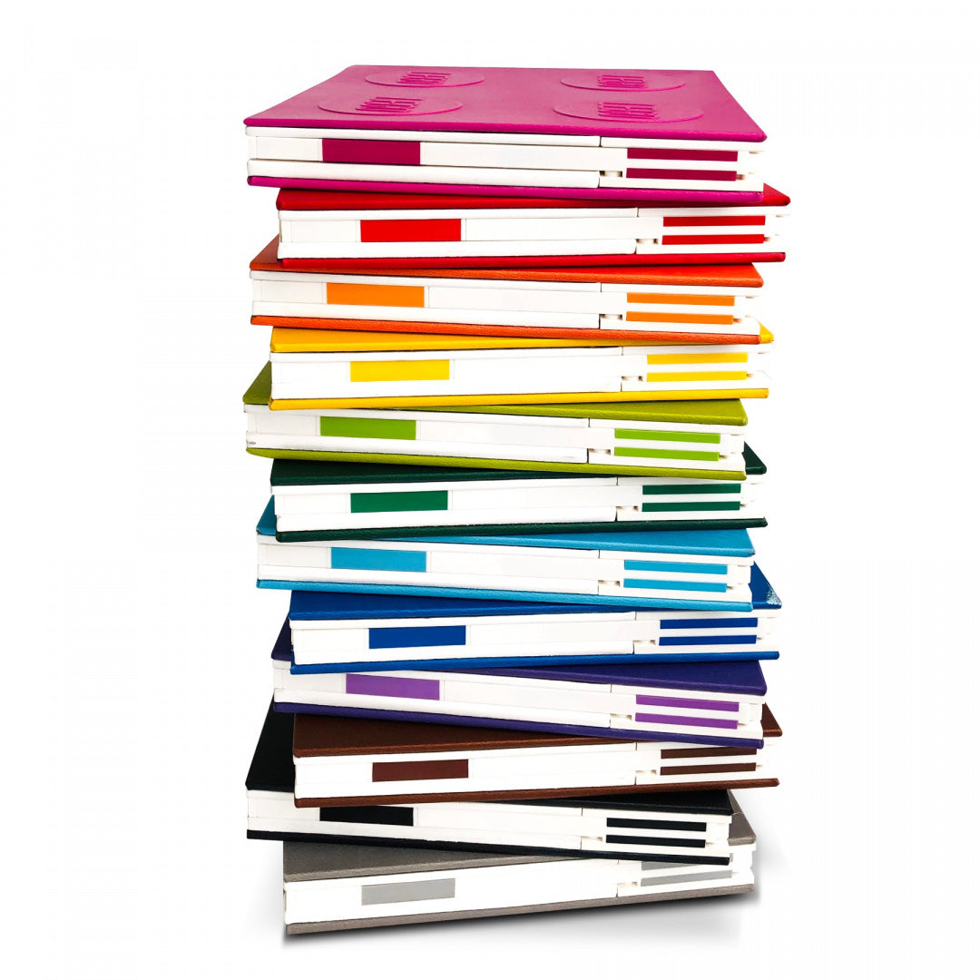 Kwadratowy notatnik LEGO fioletowy na górze stosu kolorowych notatników BV JACOB COMPANY