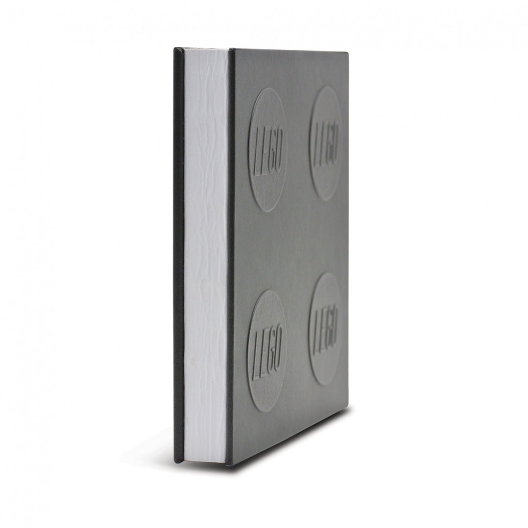 Notatnik LEGO czarny z twardą okładką i wytłoczonymi klockami LEGO na froncie