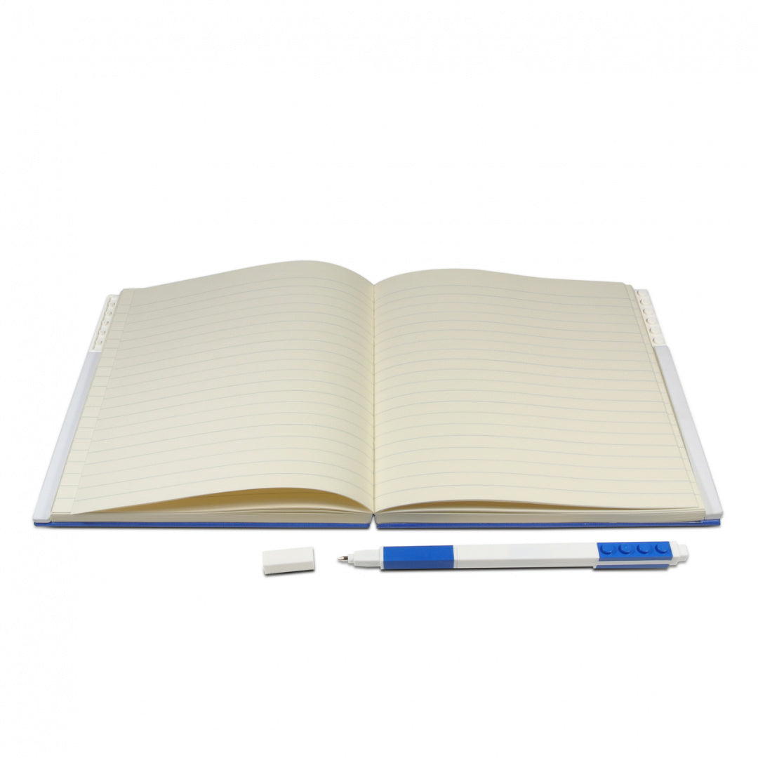 Notatnik LEGO niebieski z otwartymi liniowanymi kartkami i długopisem z motywem LEGO