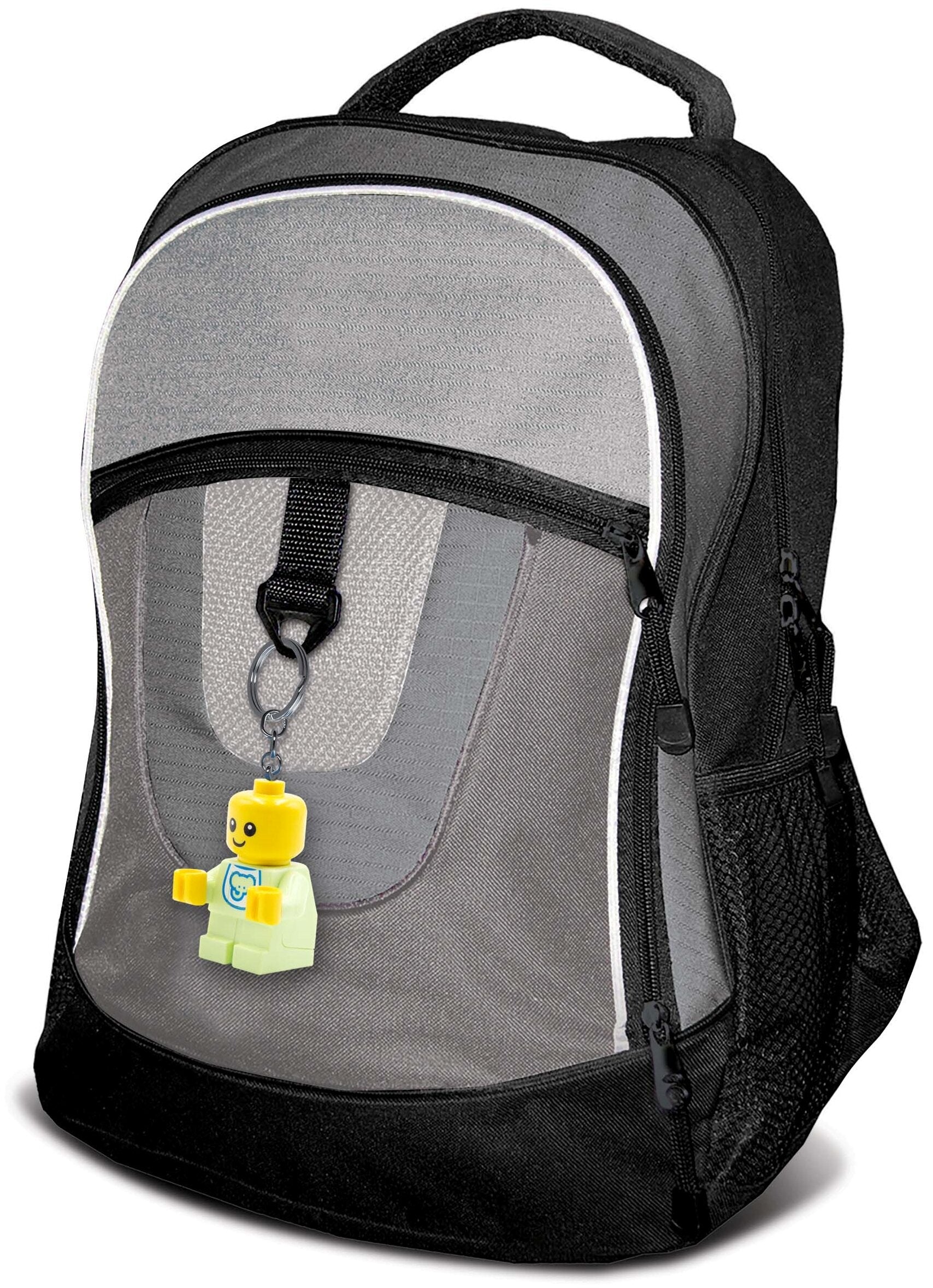Brelok z latarką LEGO minifigurka przypięty do szarego i czarnego plecaka MOB