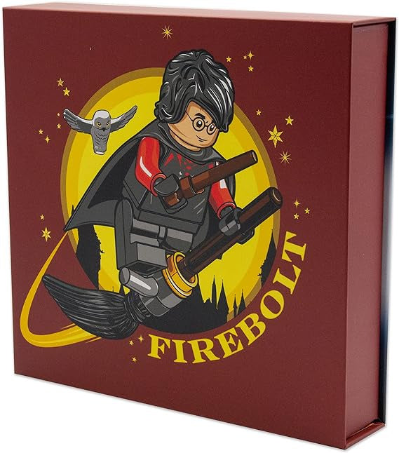 LEGO Harry Potter zestaw piśmienniczy z motywem Harry'ego Pottera na miotle Firebolt na bordowym pudełku