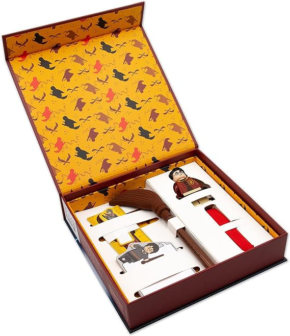 LEGO Harry Potter zestaw piśmienniczy w otwartym pudełku z minifigurkami i piórem ozdobionym motywami serii Harry Potter