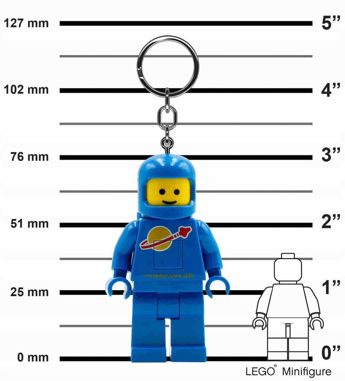Niebieski brelok LEGO niebieski astronauta z kluczem i klasyczną postacią LEGO w tle