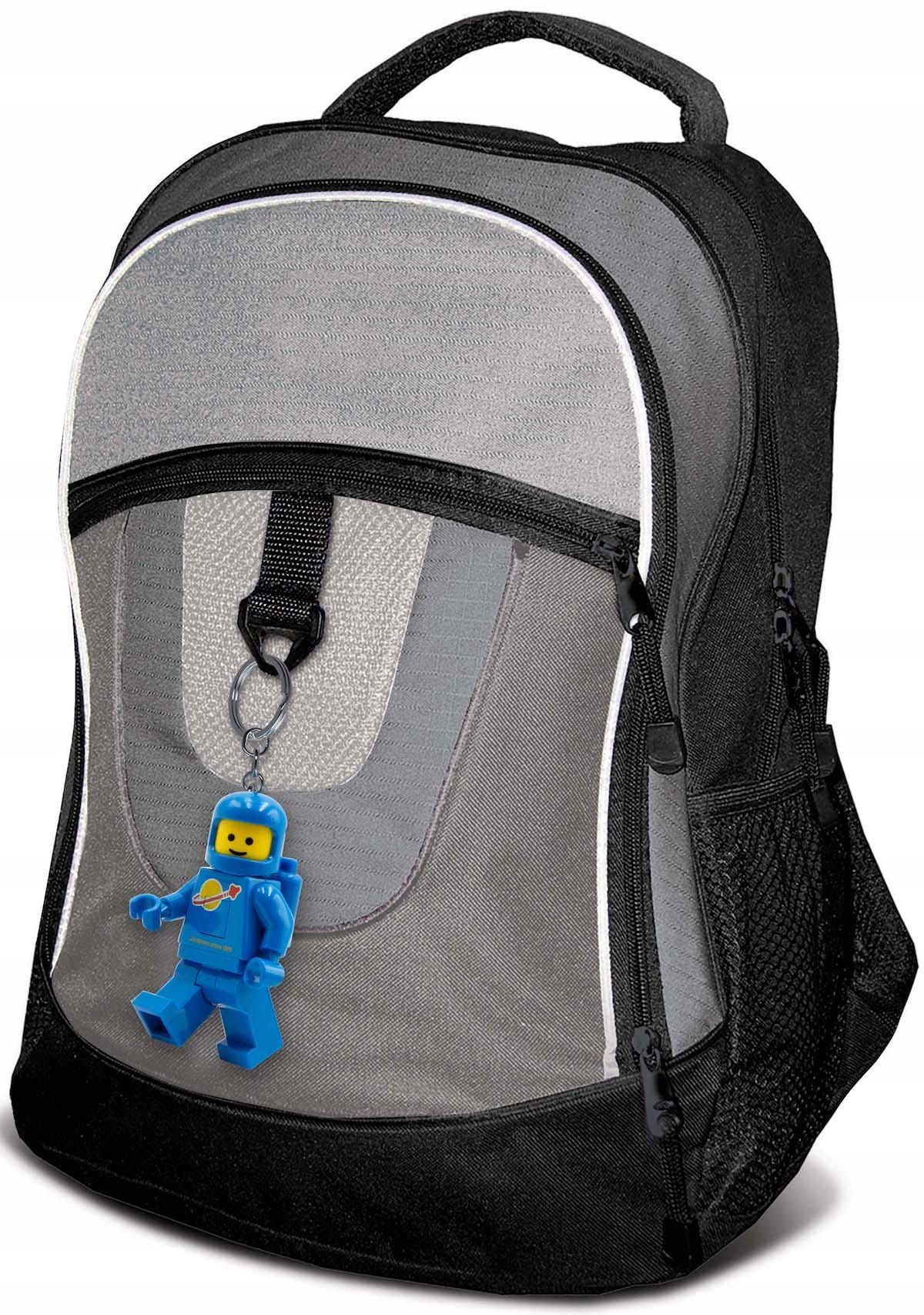 Brelok LEGO niebieski astronauta zawieszony na szarym plecaku MOB z czarnymi detalami