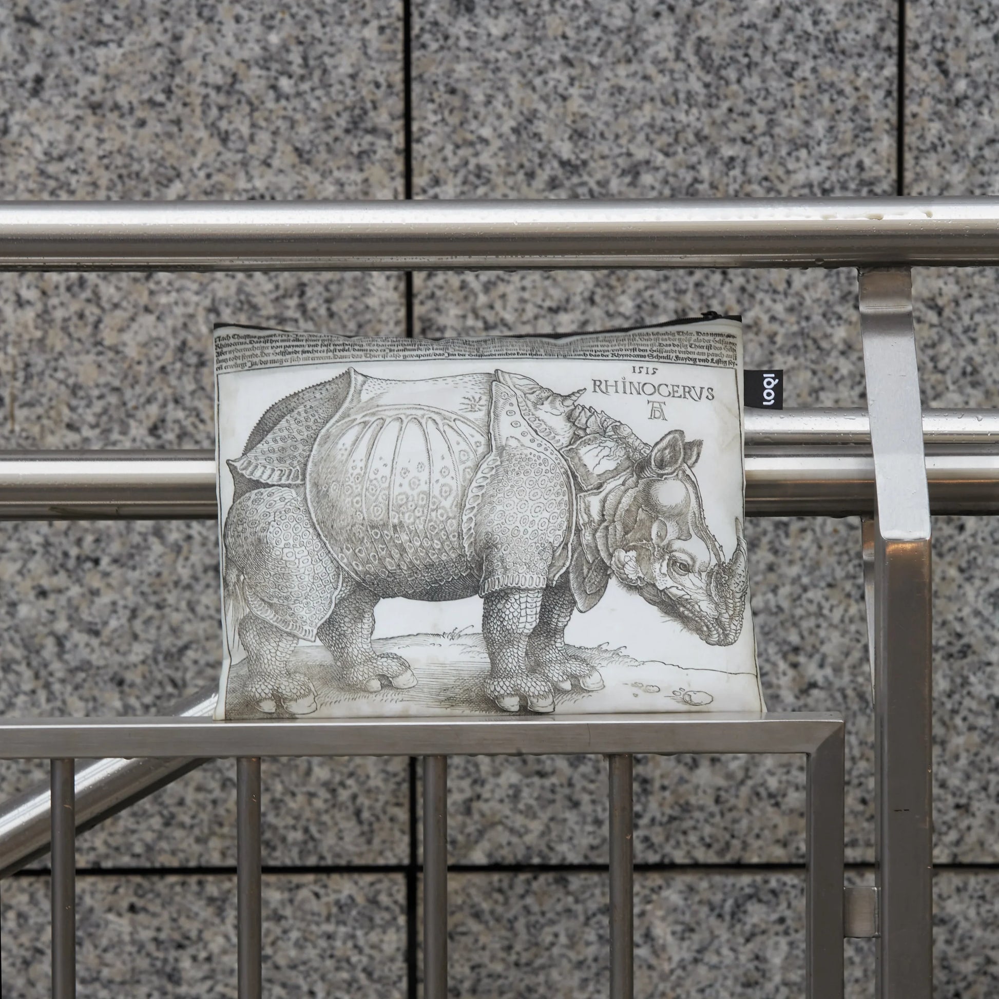 Zestaw saszetek LOQI dla dorosłych i dzieci z nadrukiem nosorożca na jasnym tle