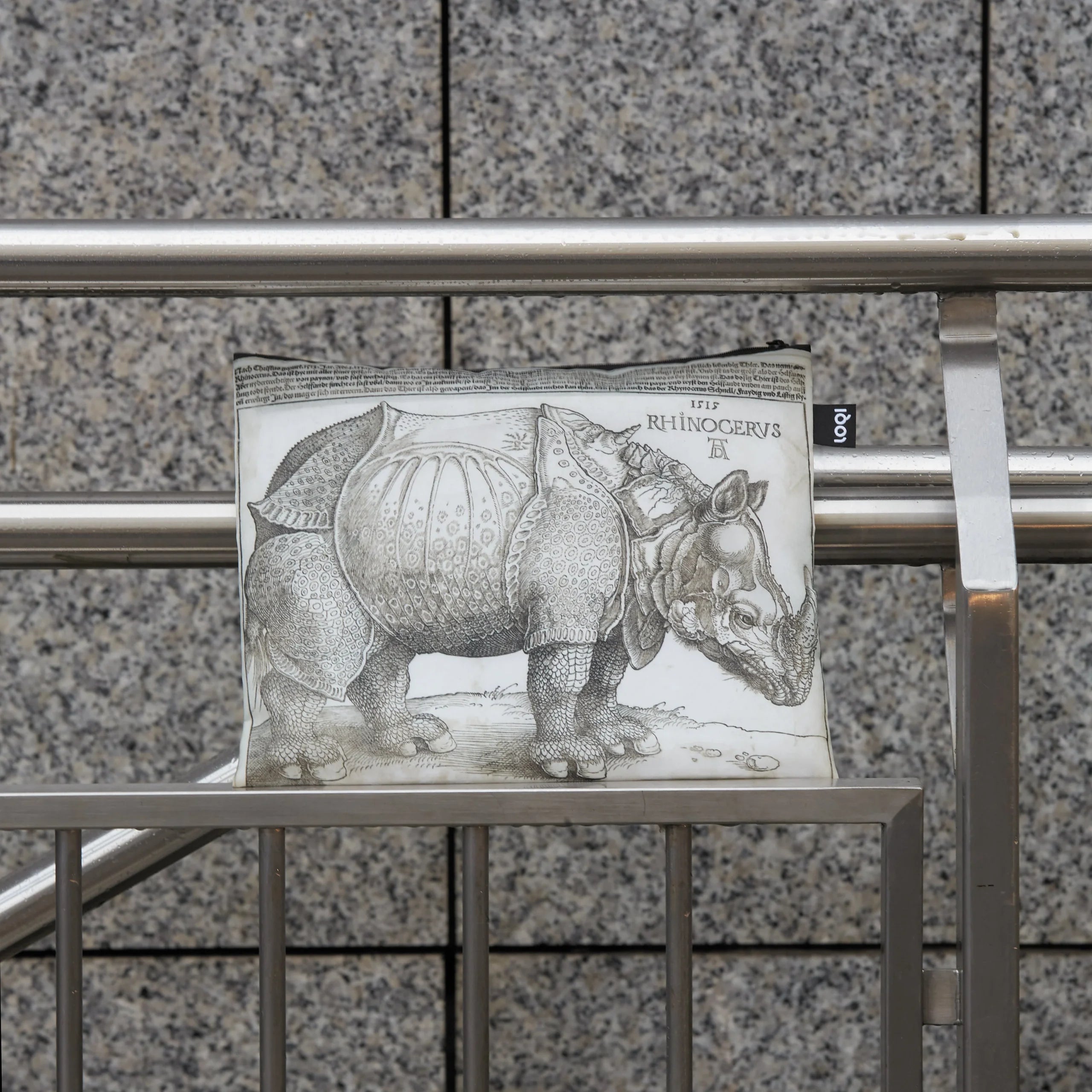 Zestaw saszetek LOQI dla dorosłych i dzieci z nadrukiem nosorożca na jasnym tle