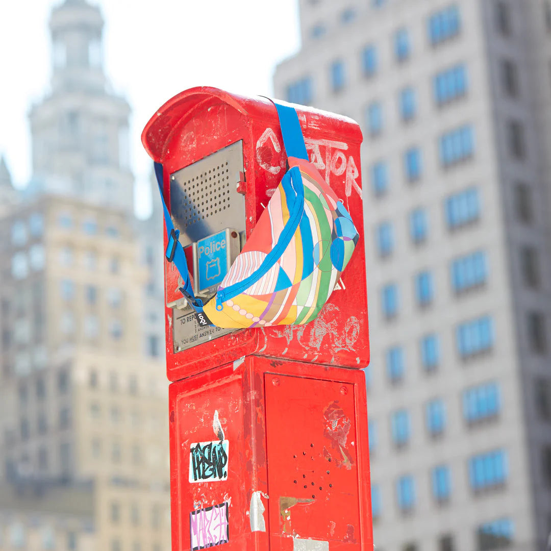 Kolorowa nerka Frank Lloyd Wright z wzorem geometrycznym zawieszona na czerwonej budce miejskiej