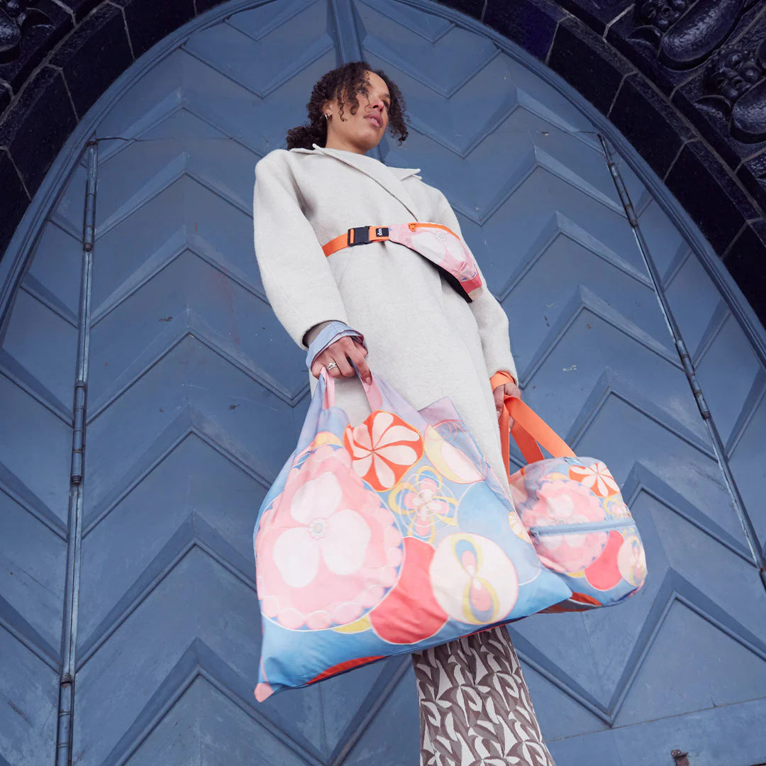 Kobieta trzymająca torba LOQI Hilma af Klint z kolorowym abstrakcyjnym wzorem