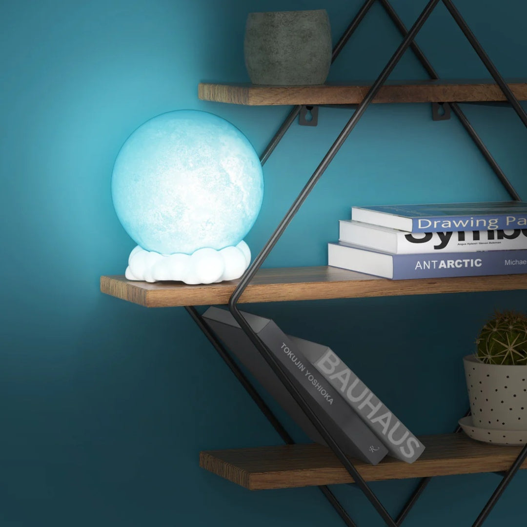 Lampka nocna z głośnikiem Yamann w kształcie księżyca na drewnianej półce