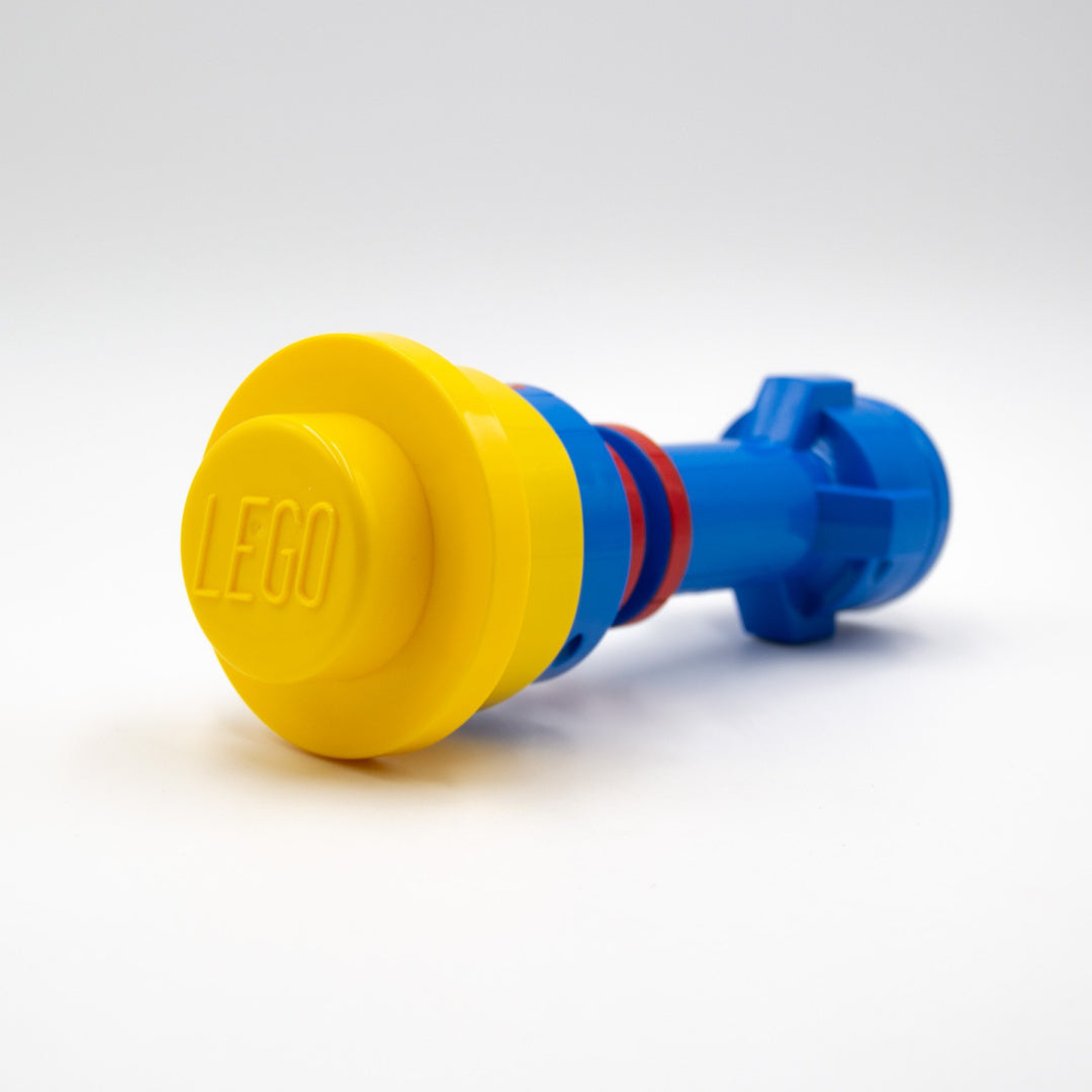 Niebieska latarka LEGO Classic niebieska z żółtym elementem i logo LEGO od MOB