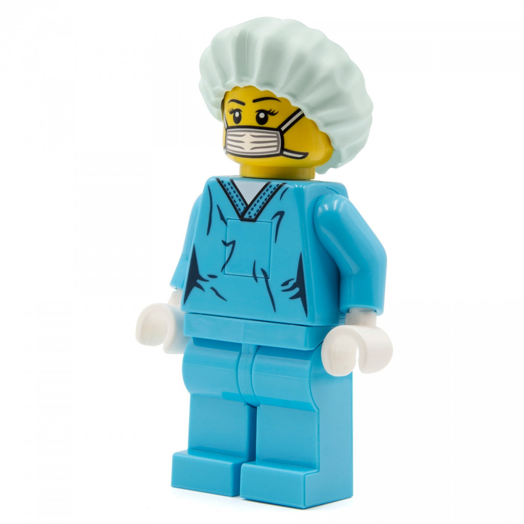 Figurka LEGO chirurg ubrana w niebieski strój medyczny i maskę na twarzy latarka LEGO chirurg