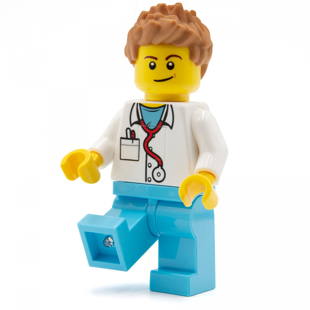 Figurka LEGO lekarz z niebieskimi spodniami i białym fartuchem latarka LEGO lekarz