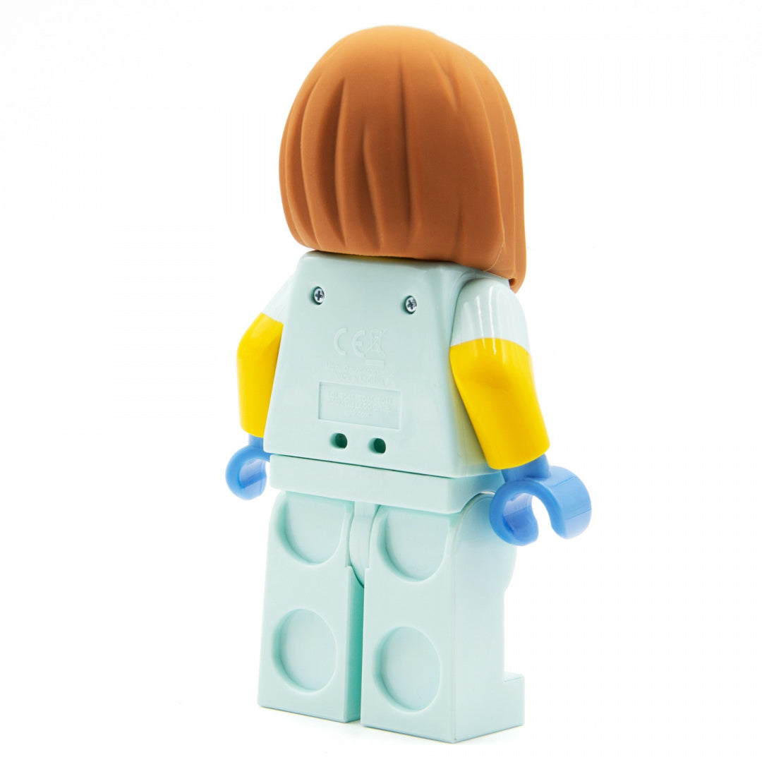 Tył figurki latarka LEGO weterynarka z pomarańczowymi włosami i niebieskimi rękawiczkami