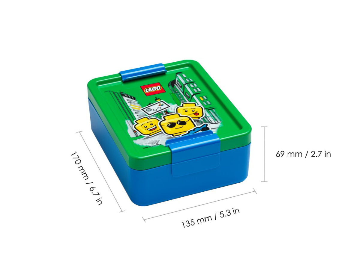 Kolorowy lunchbox LEGO dla chłopca z motywem budynków i uśmiechniętych minifigurek LEGO