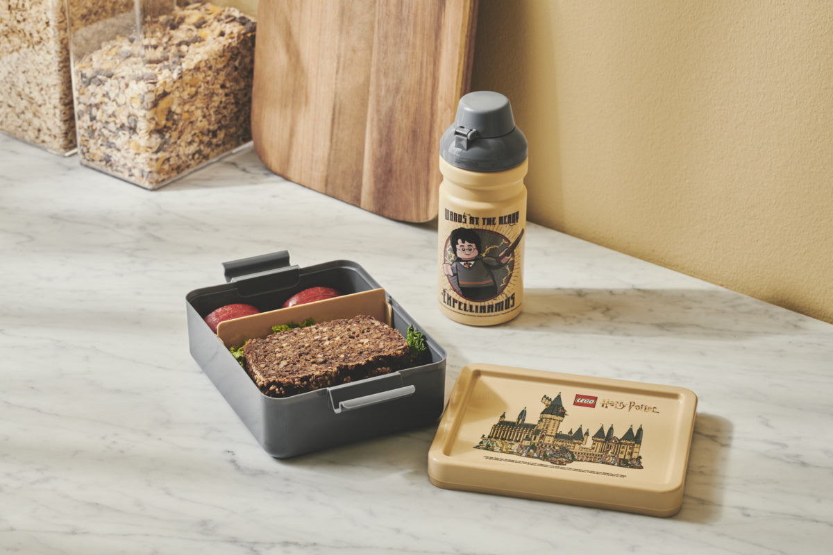 Lunchbox Lego Harry Potter z nadrukiem Hogwart i butelka na napój na marmurowym blacie