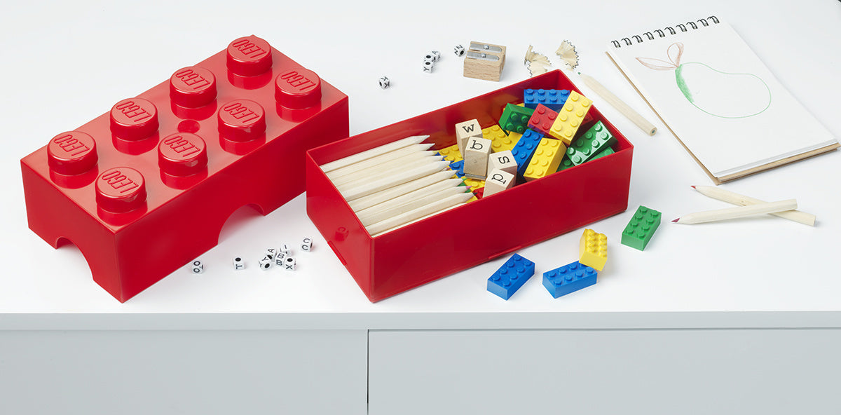 Lunchbox klocek LEGO czerwony marki BV JACOB COMPANY z miejscem na kredki i klocki konstrukcyjne