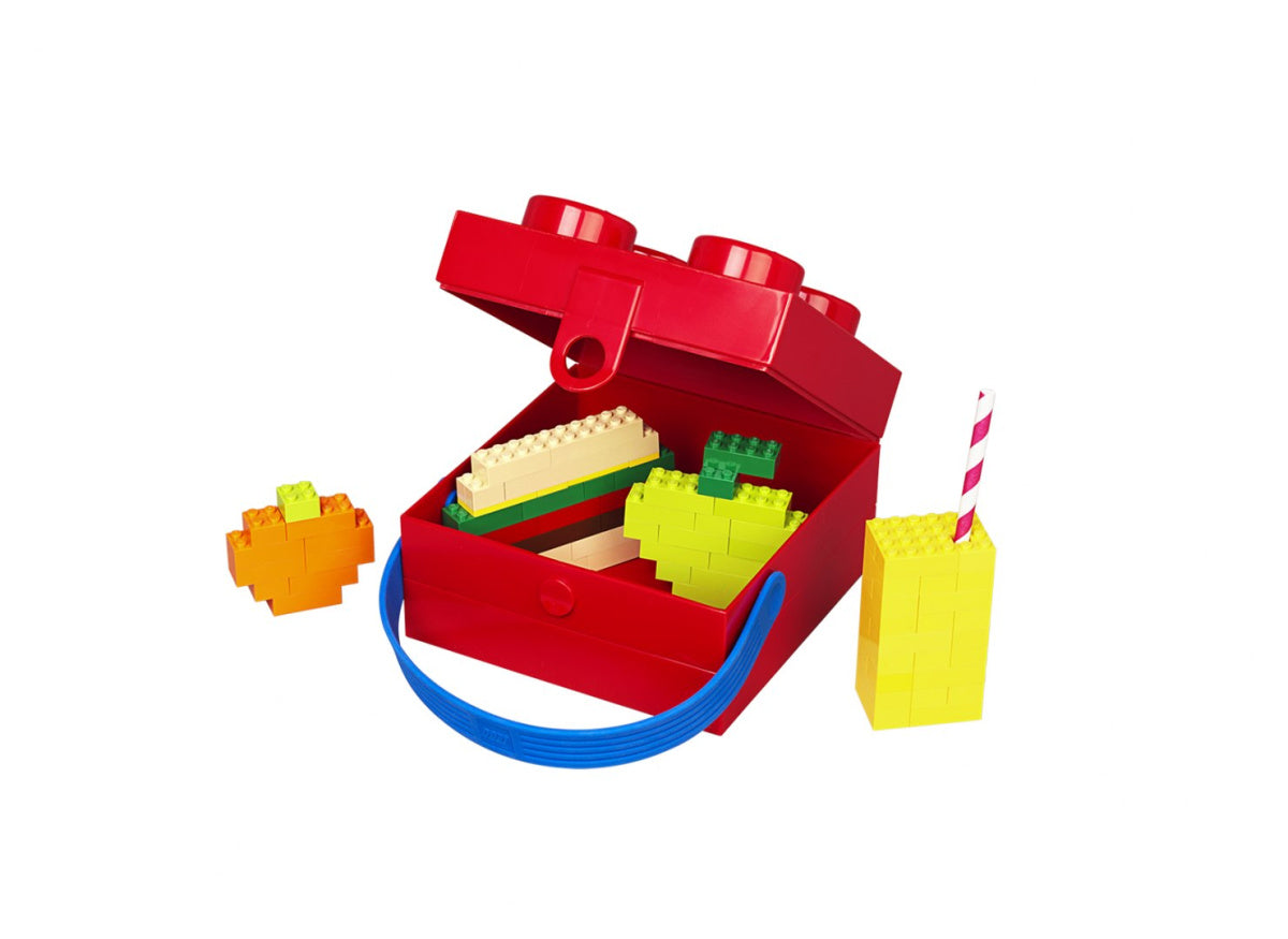Czerwona lunchbox klocek LEGO z niebieskim uchwytem i kolorowymi klockami do zabawy