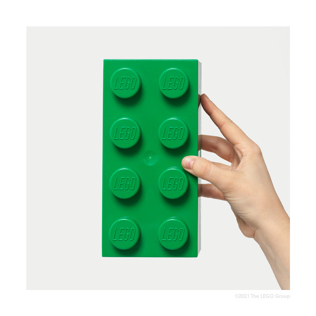Lunchbox LEGO zielony w kształcie klocka trzymany w dłoni firmy BV JACOB COMPANY