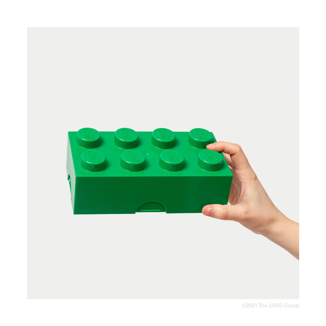 Lunchbox LEGO zielony w kształcie klocka trzymany w dłoni idealny na przekąski