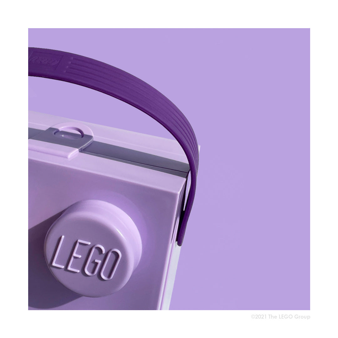 Lunchbox LEGO fioletowy z wygodnym uchwytem i charakterystycznym logo LEGO na przodzie