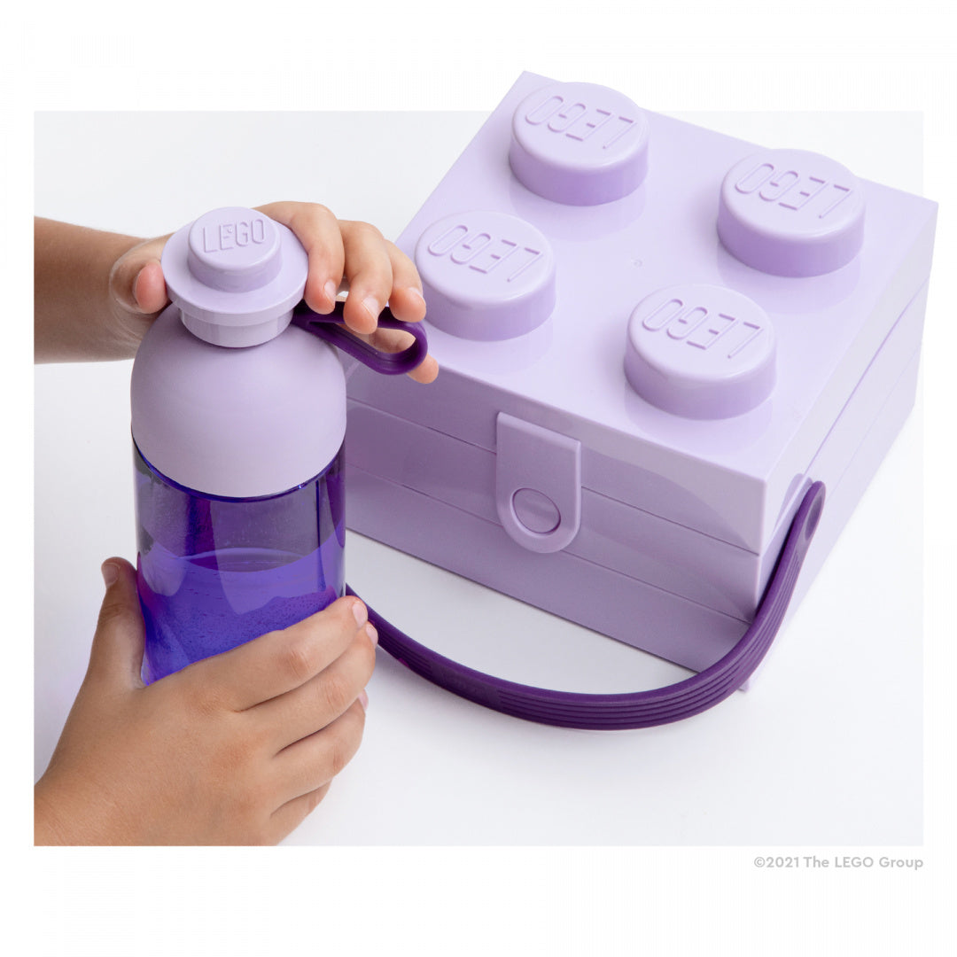 Lunchbox LEGO fioletowy w kształcie klocka z butelką i uchwytem do przenoszenia