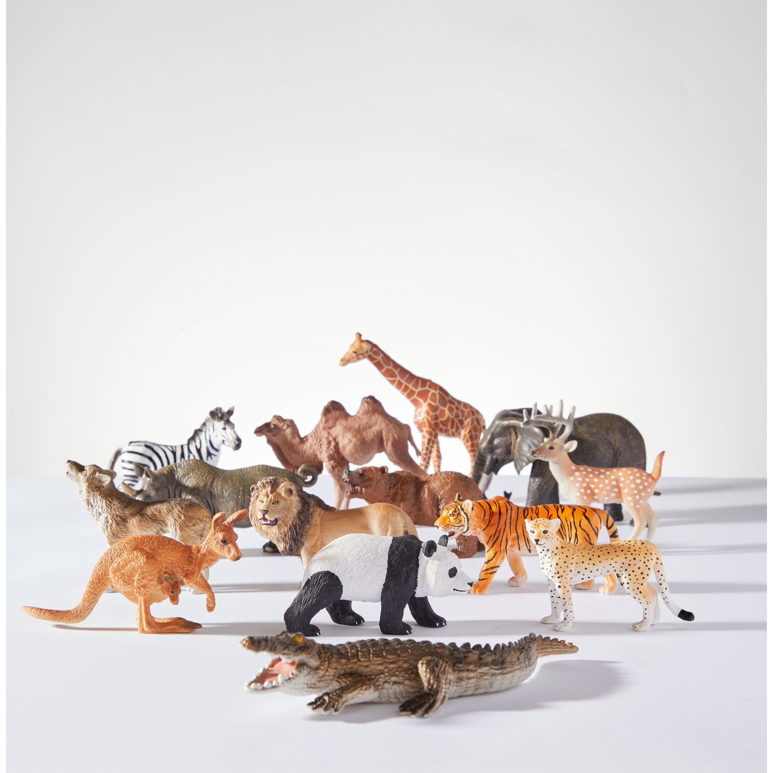 Zestaw figurek dzikich zwierząt dla dzieci z realistycznymi modelami lwa, tygrysa, pandy i żyrafy