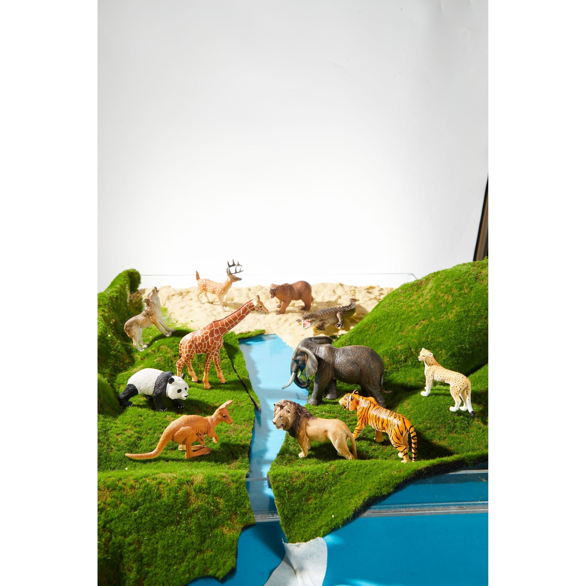 Zestaw figurek dzikich zwierząt dla dzieci z realistycznymi modelami lwa, tygrysa, słonia i innych zwierząt