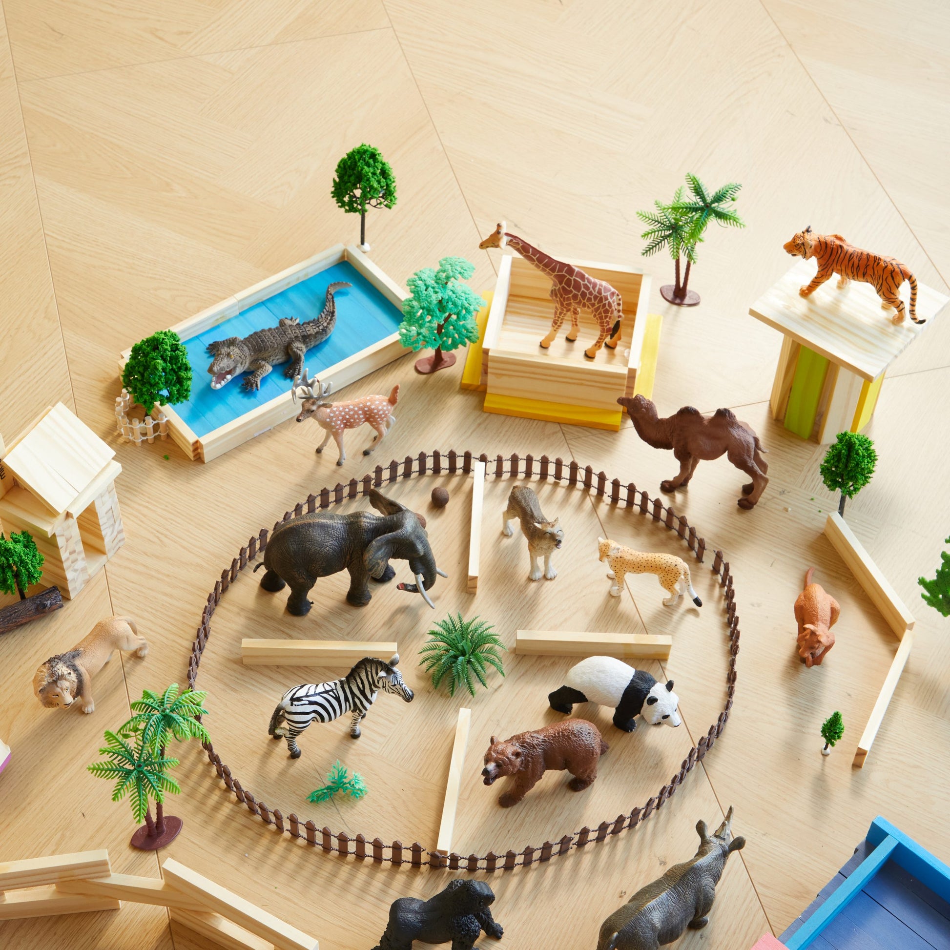 Zestaw figurek dzikich zwierząt dla dzieci z różnymi zwierzętami i akcesoriami do zabawy