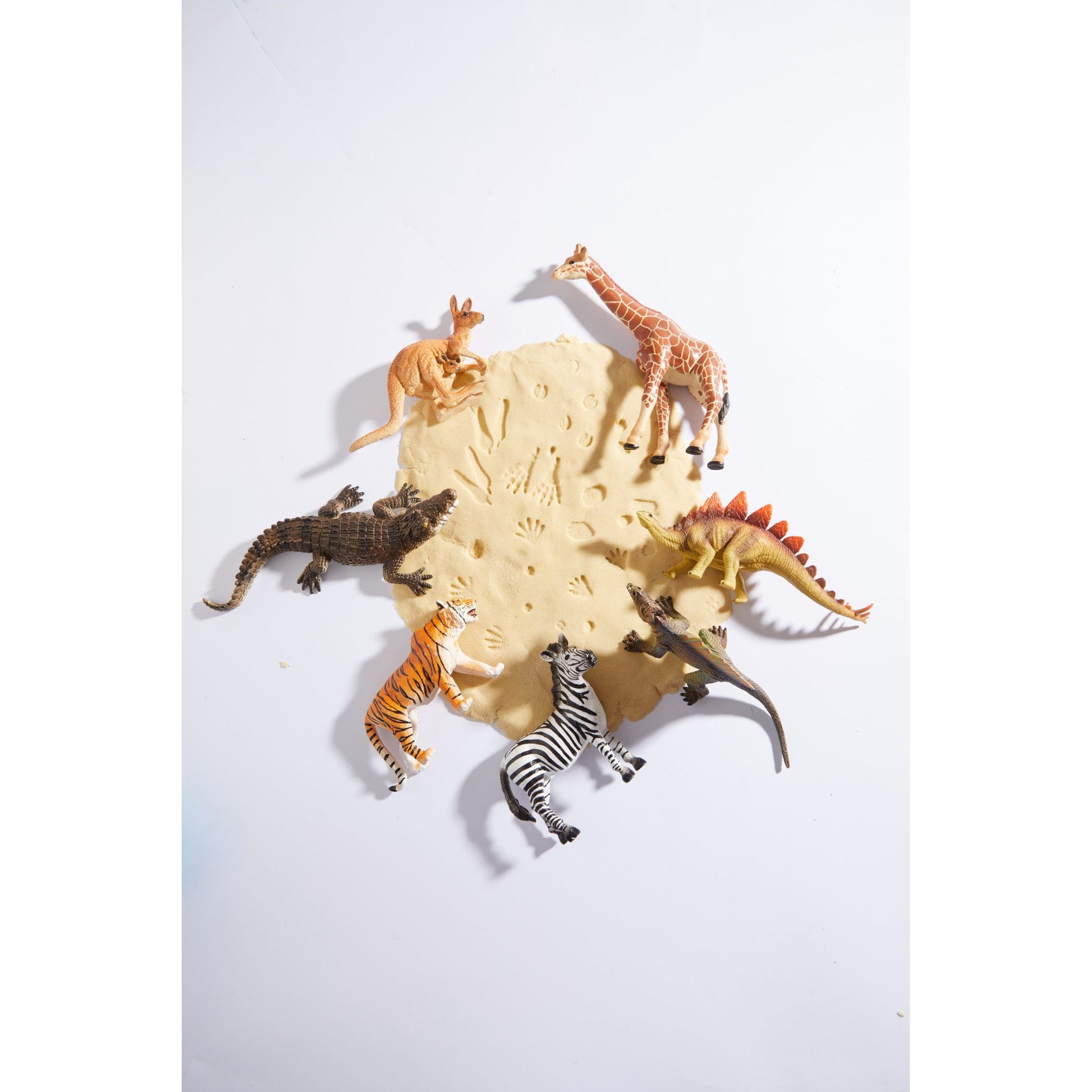 Zestaw figurek dzikich zwierząt dla dzieci z tygrysem, zebrami, żyrafą i dinozaurem na piasku