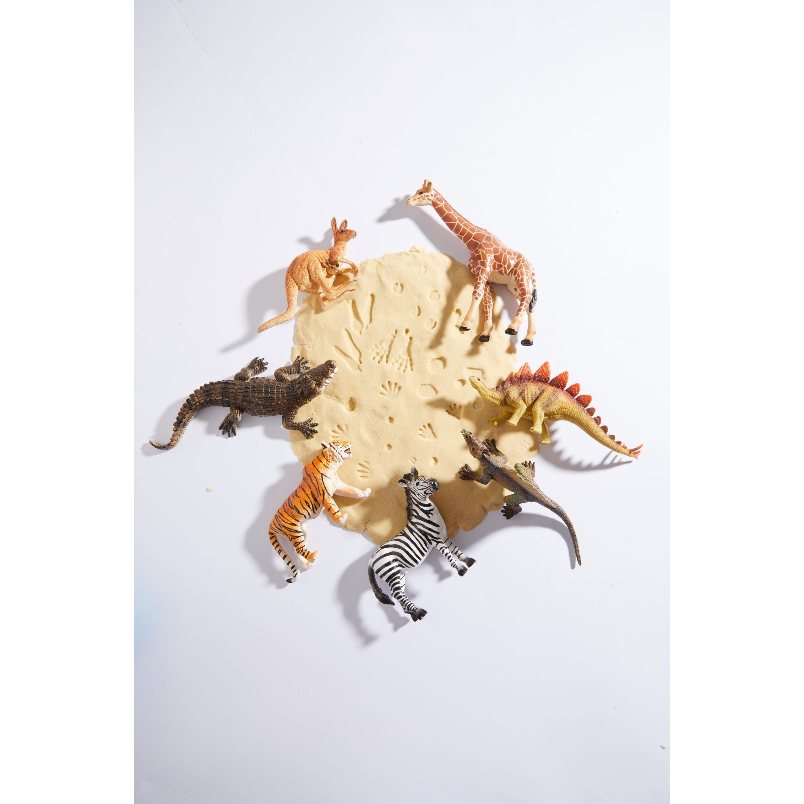 Zestaw figurek dzikich zwierząt dla dzieci z tygrysem, zebrami, żyrafą i dinozaurem na piasku