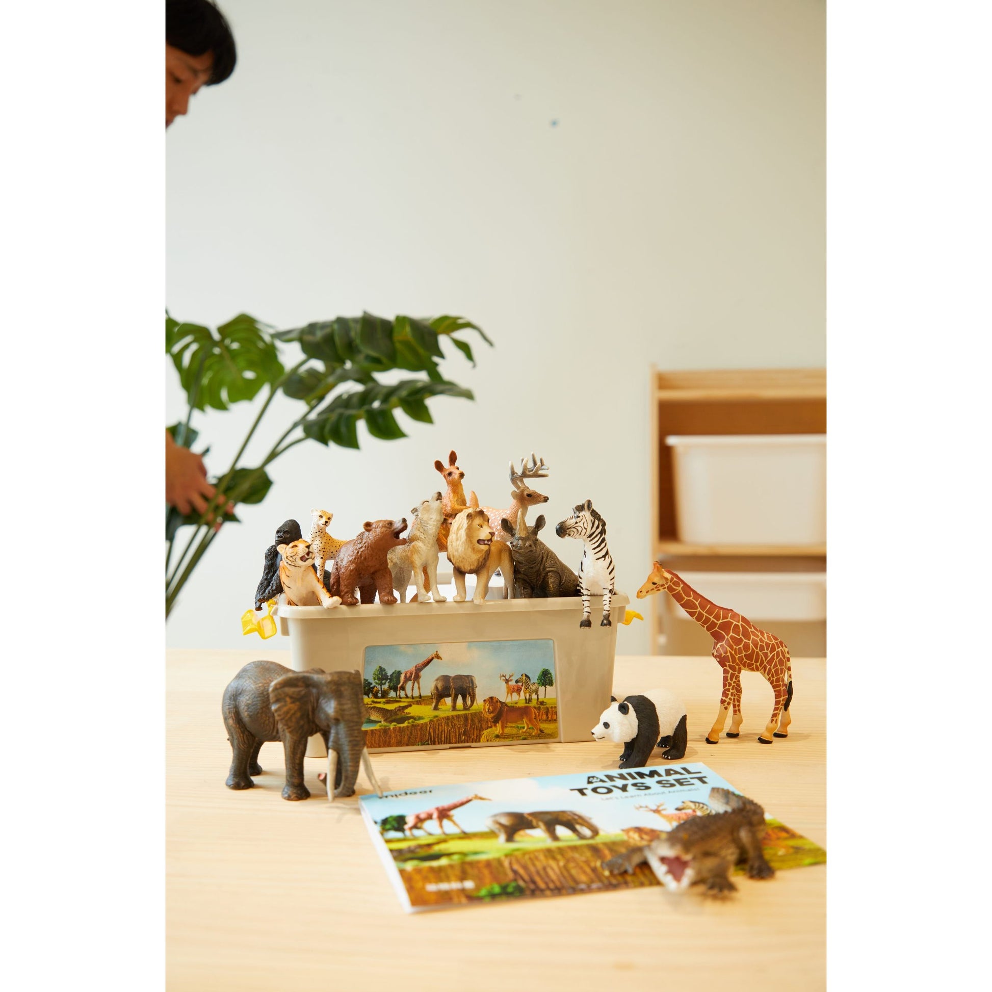 Zestaw figurek dzikich zwierząt dla dzieci z figurkami słonia, żyrafy, pandy i innych na stole