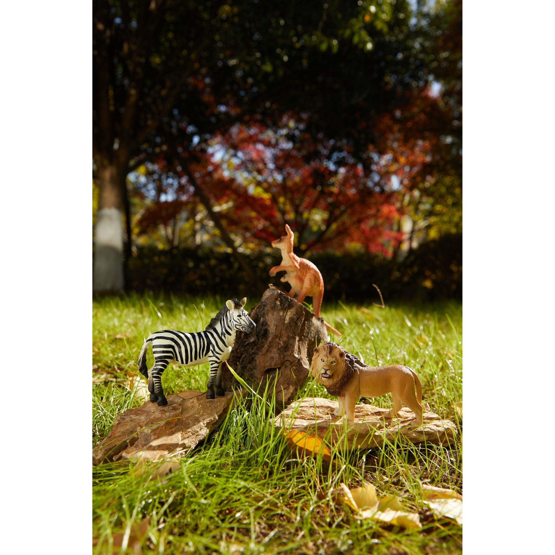 Zestaw figurek dzikich zwierząt dla dzieci z zebrami, lwem i innymi zwierzętami na trawie
