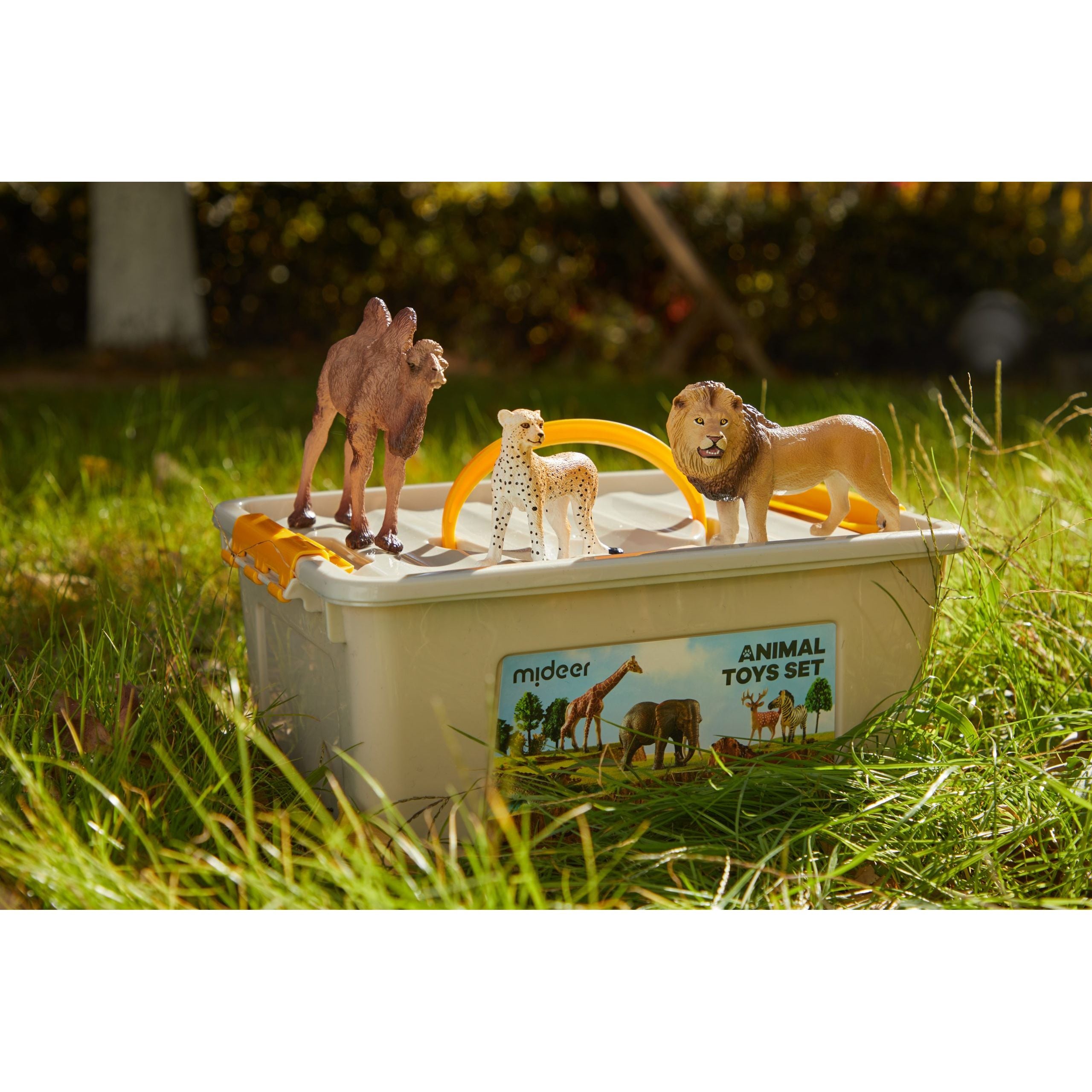 Zestaw figurek dzikich zwierząt dla dzieci z lwią, lampartem i wielbłądem na plastikowym pojemniku