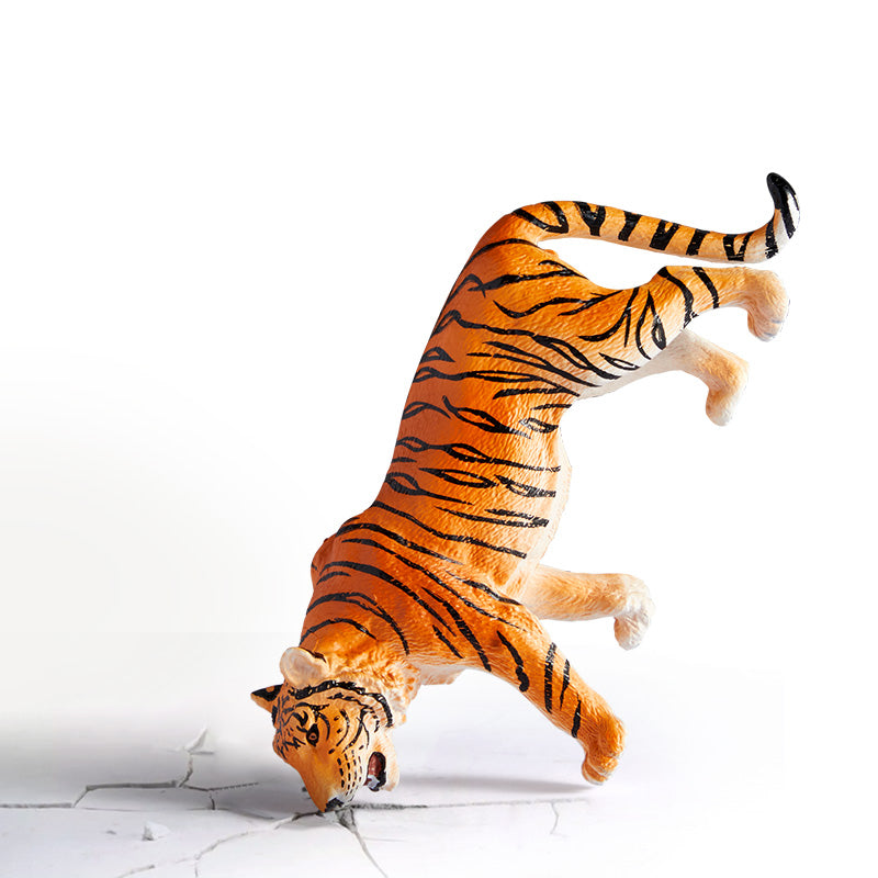 Zestaw figurek dzikich zwierząt dla dzieci z realistyczną figurką tygrysa przewracającego się na głowę