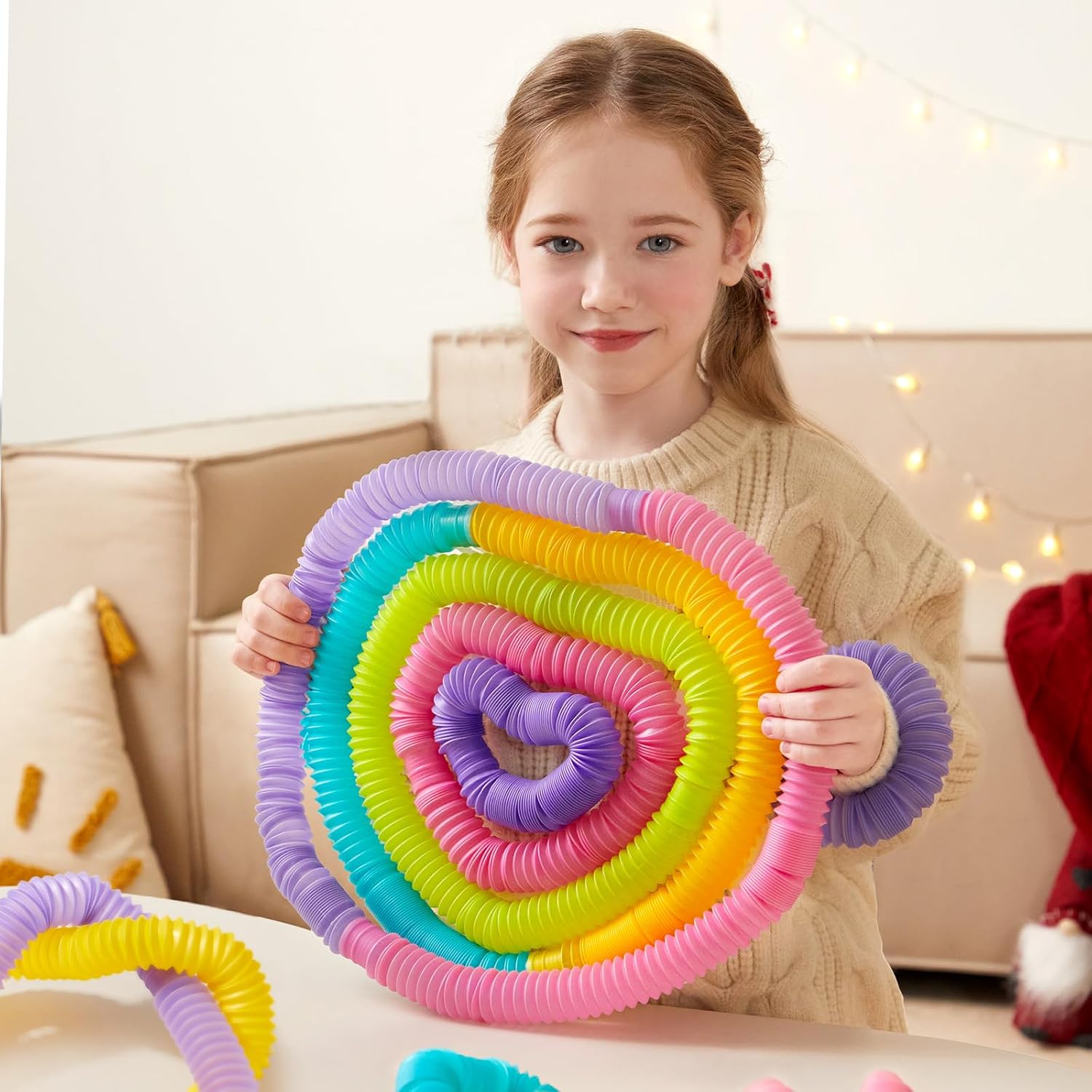 Dziecko bawiące się kolorowym zestawem świecących rurek dla dzieci w domu